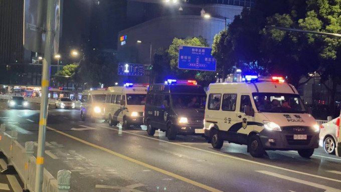 大批警车抵达吾悦广场附近 大批警车抵达吾悦广场附近