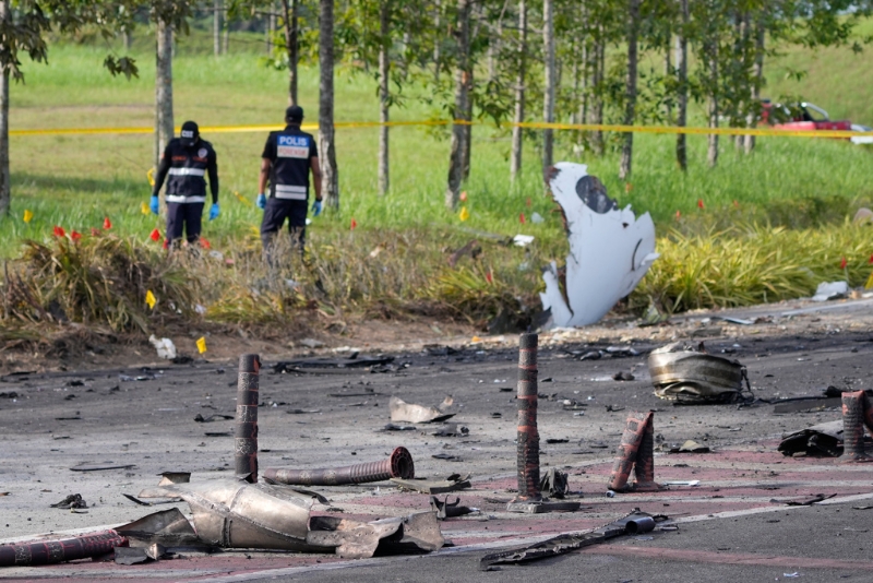 马来西亚一架轻航机17日下午失事坠毁于高速公路，多人死伤