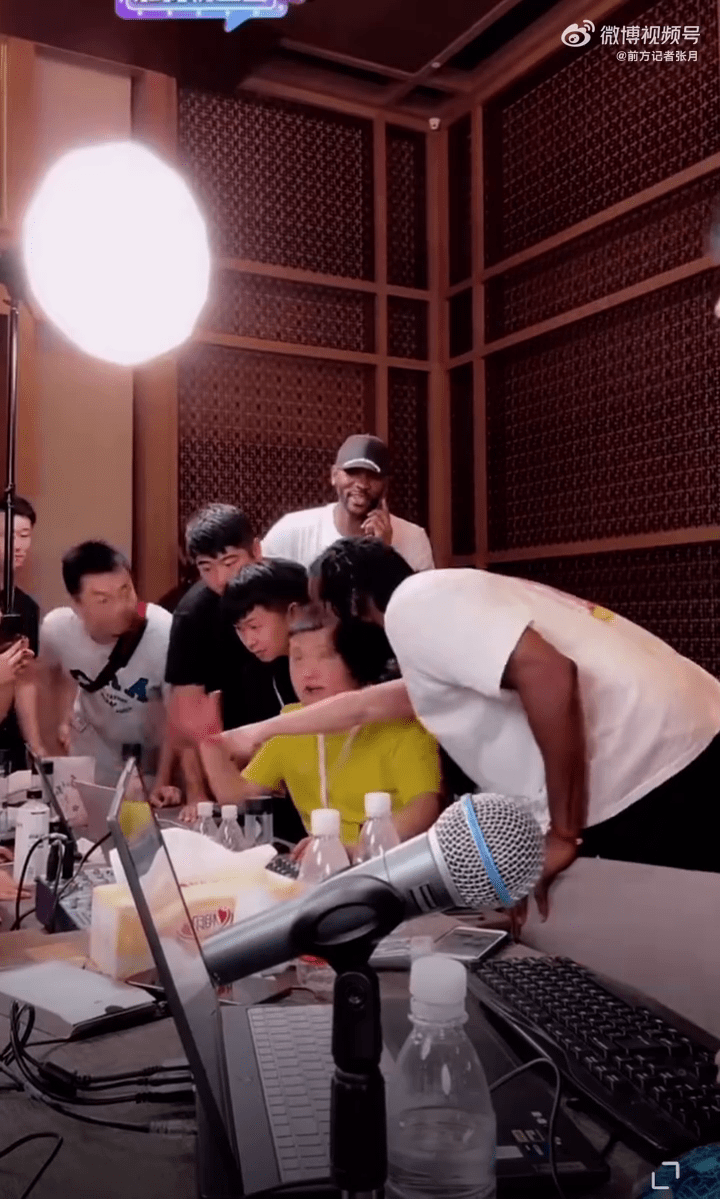 哈登还跑到电脑前确认是不是真的。 哈登还跑到电脑前确认是不是真的。