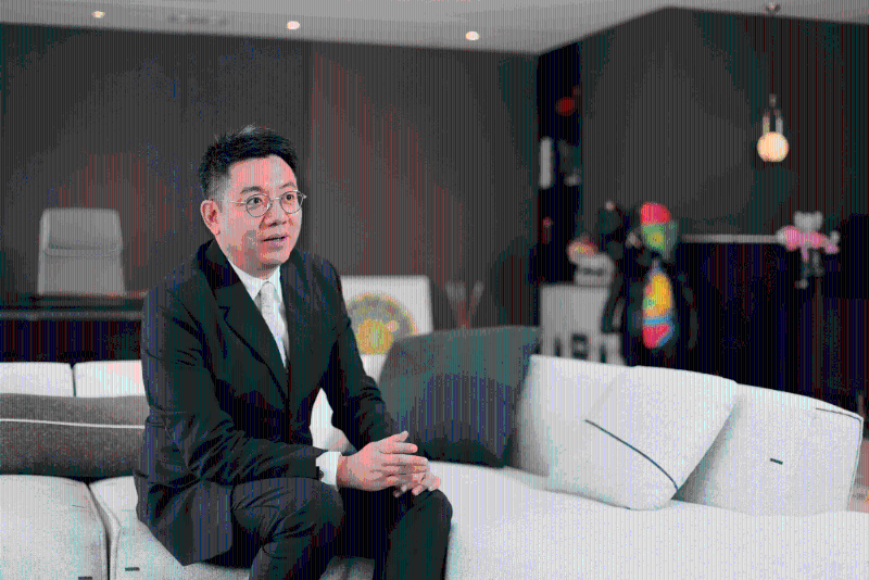 卢衍溢认为菲律宾人口多,而且近年经济发展蓬勃,孕育了大批消费力高又有品味的中产,因此在马尼拉发展高级娱乐度假村大有“钱途”。 卢衍溢认为菲律宾人口多,而且近年经济发展蓬勃,孕育了大批消费力高又有品味的中产,因此在马尼拉发展高级娱乐度假村大有“钱途”。