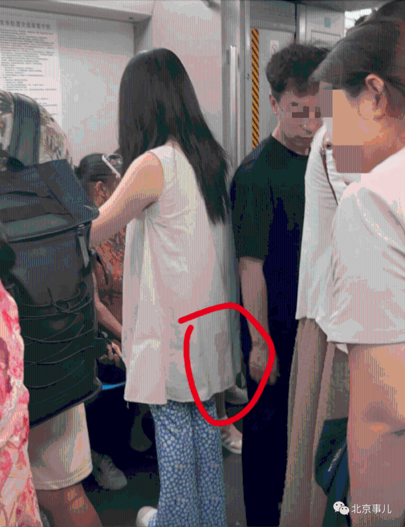 女子事后衣服有不明液体，涉事男子还在其身后