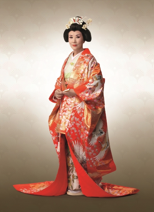 汪阿姐穿上红色和服,明艳动人 汪阿姐穿上红色和服,明艳动人