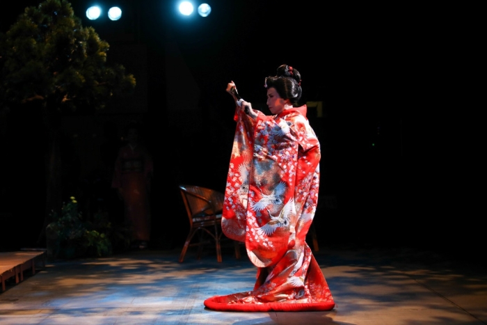 最后蝴蝶夫人刺喉去自尽,以死控诉为她一生虐心的爱情作出控诉。 最后蝴蝶夫人刺喉去自尽,以死控诉为她一生虐心的爱情作出控诉。