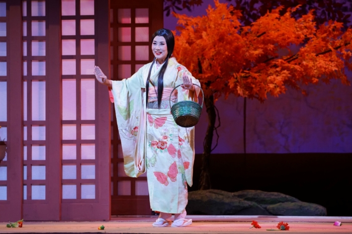 蝴蝶夫人在痴痴的等军官丈夫回家,然而等来的却是军官的无情 蝴蝶夫人在痴痴的等军官丈夫回家,然而等来的却是军官的无情