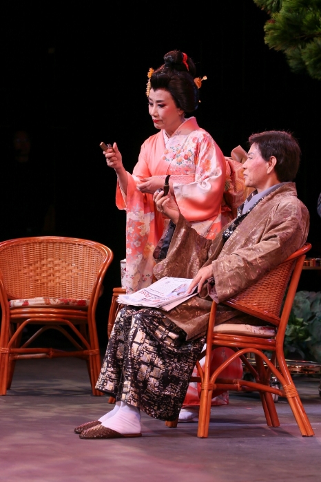 汪阿姐醉心粤剧艺术,而家英哥既踏台板也钻研剧本。 汪阿姐醉心粤剧艺术,而家英哥既踏台板也钻研剧本。