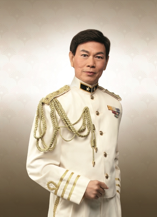 家英哥着上笔挺洁白军服,俊朗潇洒 家英哥着上笔挺洁白军服,俊朗潇洒