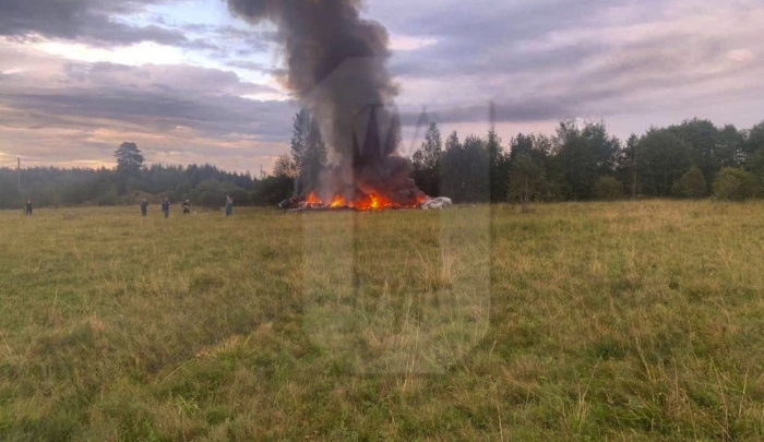 飞机坠毁后发生猛烈大火，冒出大量浓烟。