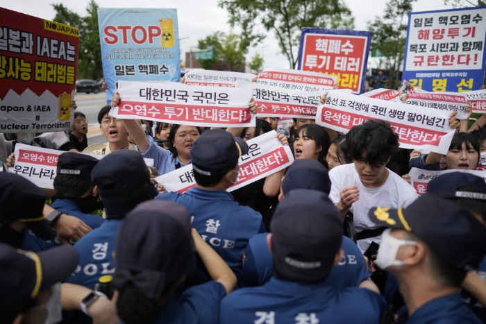 有大学生团体在首尔的日本驻韩大使馆外举行示威。