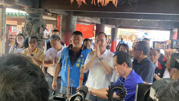 朱立伦到南投竹山紫南宫参拜,祈求侯友宜与“立委”提名人游颢都能顺利当选。 朱立伦到南投竹山紫南宫参拜,祈求侯友宜与“立委”提名人游颢都能顺利当选。