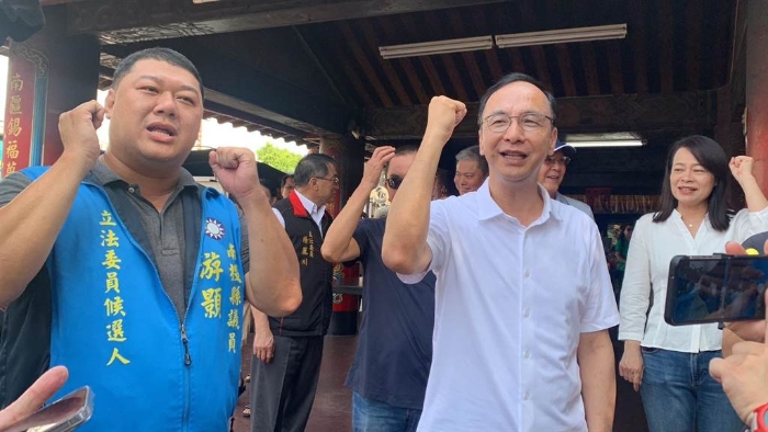 国民党主席朱立伦今天到南投县帮该党“立委”提名人游颢拜票,希望南投乡亲力挺。 国民党主席朱立伦今天到南投县帮该党“立委”提名人游颢拜票,希望南投乡亲力挺。