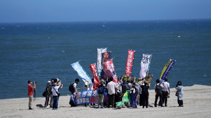 民众在福岛县浪江町一个海滩抗议东电排放核污水。