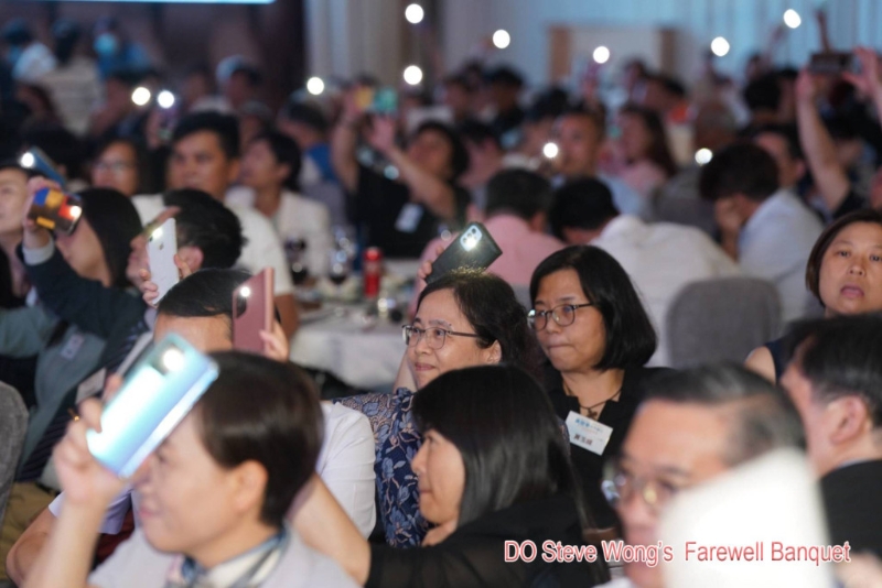 以手机灯光营造灯海,欢送会宛如偶像演唱会。读者提供 以手机灯光营造灯海,欢送会宛如偶像演唱会。读者提供