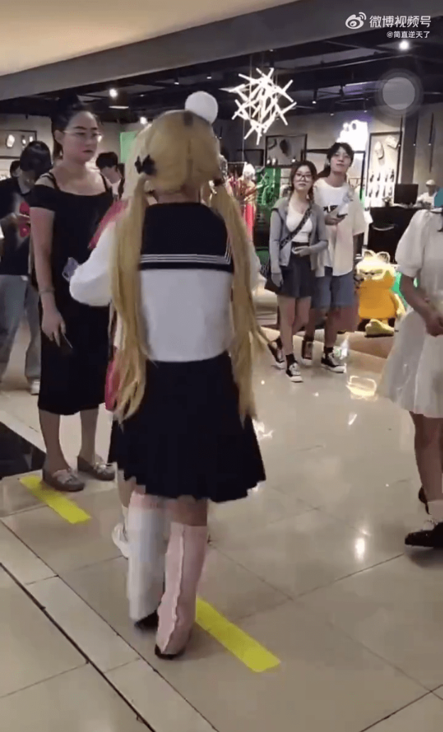 网片显示,其中一名coser身穿少女动漫常见的水手服,扎起孖辫金发。 网片显示,其中一名coser身穿少女动漫常见的水手服,扎起孖辫金发。