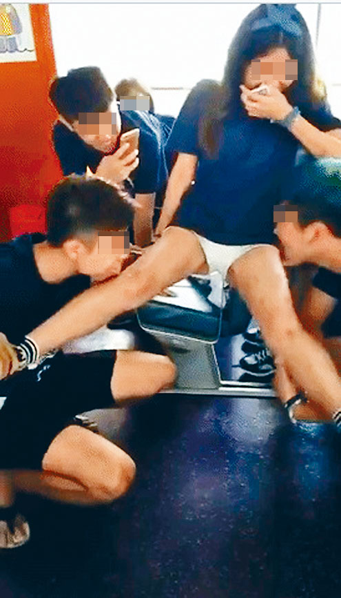 2016年有迎新营影片被广传,穿热裤的女生张开双腿,两名男生舔女生的小腿及大腿 2016年有迎新营影片被广传,穿热裤的女生张开双腿,两名男生舔女生的小腿及大腿