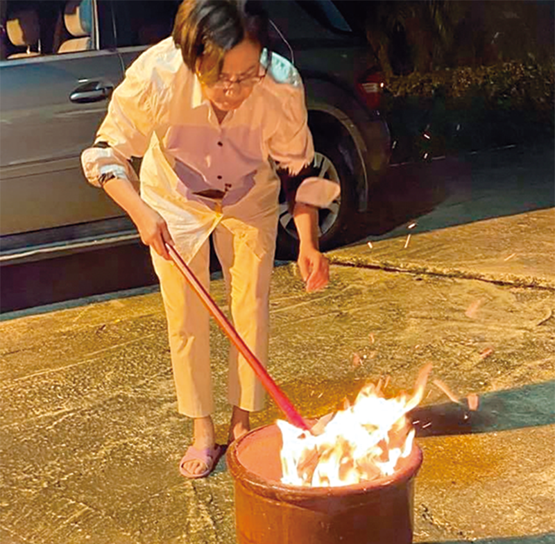 汪明荃每年都都会亲力亲为烧街衣,祭祀游魂野鬼。 汪明荃每年都都会亲力亲为烧街衣,祭祀游魂野鬼。