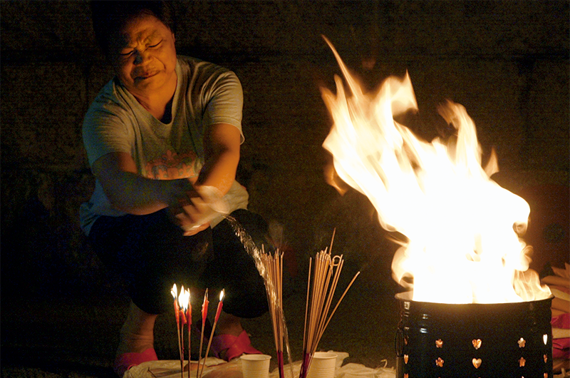 焚烧衣纸的热力亦有助改运,可以除去皮肤上的负性磁场。 焚烧衣纸的热力亦有助改运,可以除去皮肤上的负性磁场。