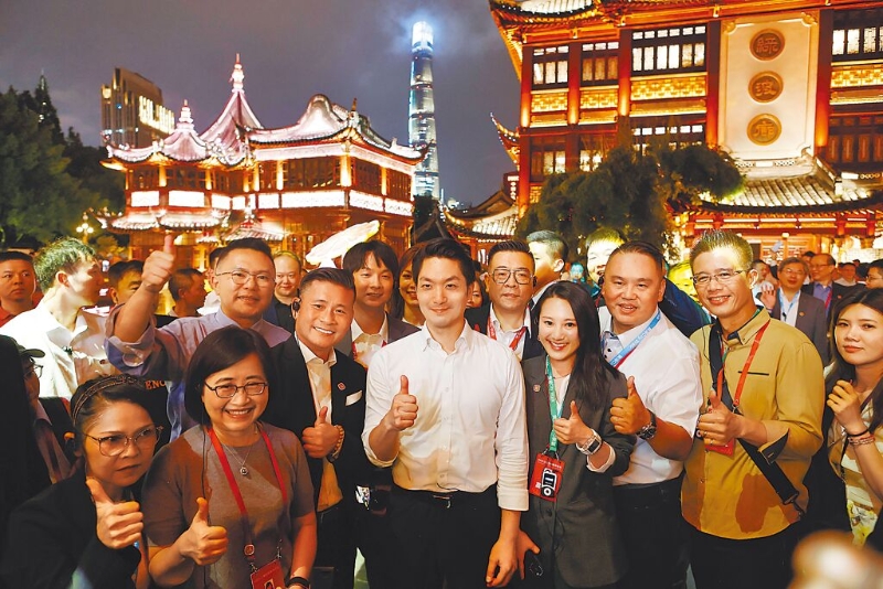 8月29日晚，由台北市长蒋万安率领的台北市代表团夜游上海豫园。 图为台北市长蒋万安与台北市代表团成员合影留念