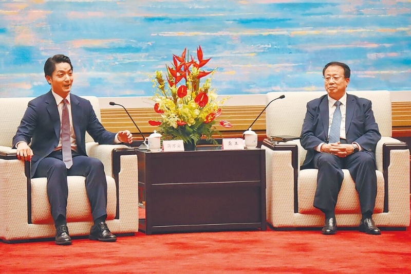 台北市长蒋万安（左）29日率团抵达上海参加双城论坛，晚间与上海市长龚正（右）会见。