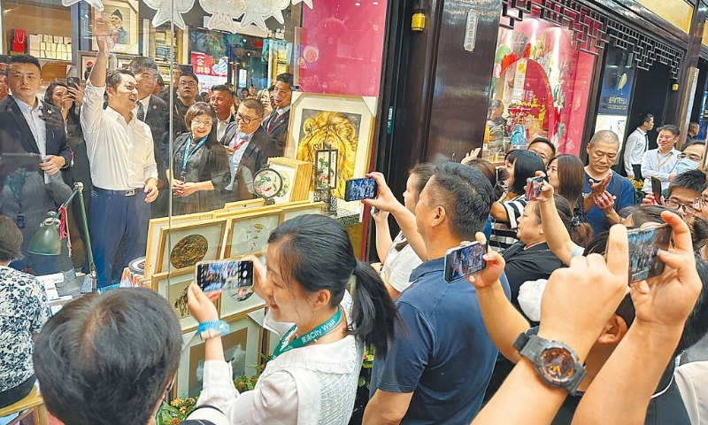 台北市长蒋万安29日晚间前往上海豫园体验夜间经济，行程中看到外面有大批上海民众拿着手机对着他拍，蒋万安也兴奋地对民众挥手打招呼