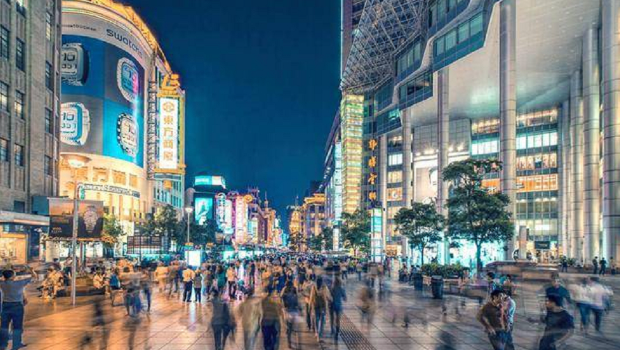 自中港年初恢复通关,不少港人蜂涌北上消费。 自中港年初恢复通关,不少港人蜂涌北上消费。