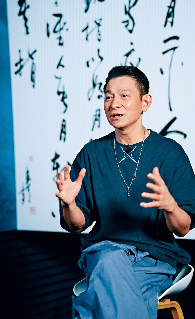 刘德华鲜以草书写大字,这次写《愣严经》,就是他背后「因指忘月」一段。 刘德华鲜以草书写大字,这次写《愣严经》,就是他背后「因指忘月」一段。