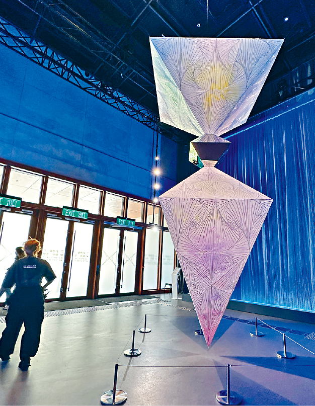 刘德华在大型的金钢柱装置亲手以直线画禅绕画,画了四天到眼睛出红筋仍不愿停下来。 刘德华在大型的金钢柱装置亲手以直线画禅绕画,画了四天到眼睛出红筋仍不愿停下来。