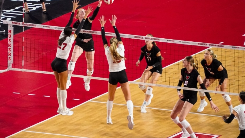 结果内布拉斯加大学林肯分校女排队(白衣)轻取奥玛哈分校(黑衣)。 路透社 结果内布拉斯加大学林肯分校女排队(白衣)轻取奥玛哈分校(黑衣)。 路透社