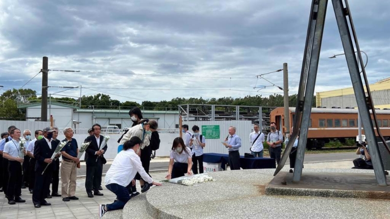 交通部邀日本专家学者访台，交流铁路安全改革经验，一行人31日赴富冈机厂勘查并献花。 台铁提供