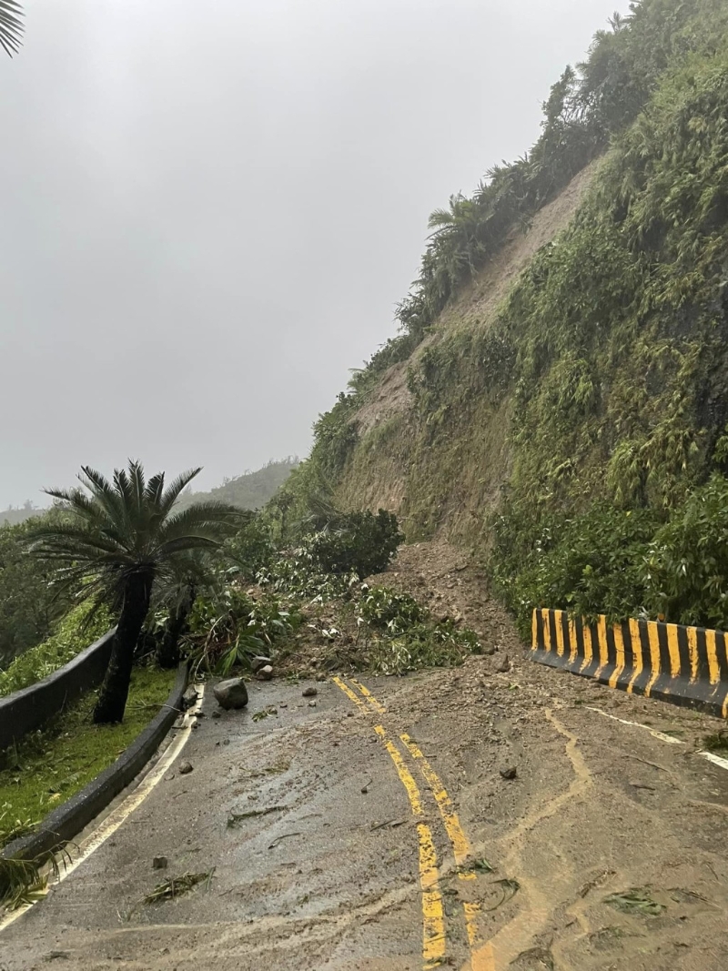 台风海葵吹袭台湾，绿岛多处受灾，有道路出现山泥倾泻。