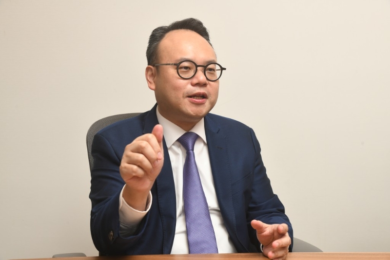 张翘楚表示,近期发展商补地价步伐放缓,相信与楼市前景未明,发展商态度审慎。 张翘楚表示,近期发展商补地价步伐放缓,相信与楼市前景未明,发展商态度审慎。