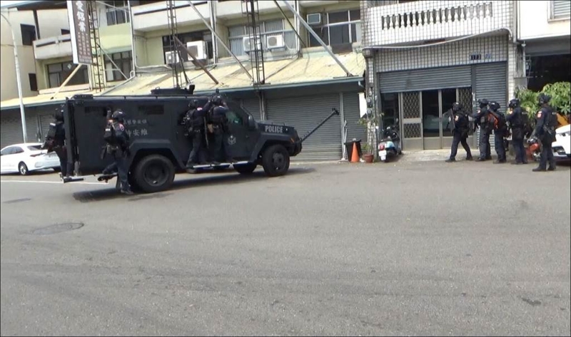 台中悍警强捣诈骗集团,装甲车猛撞“铁门变废铁”逮5惯犯 台中悍警强捣诈骗集团,装甲车猛撞“铁门变废铁”逮5惯犯