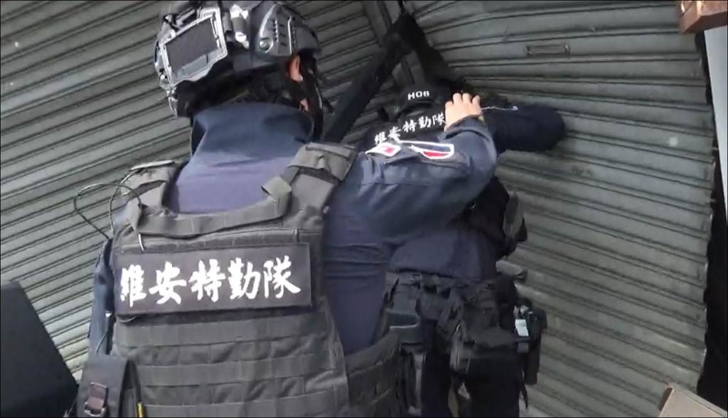 台中市政府第五分局警方日前破获一处诈骗集团,因据点戒备森严,特别出动甲车破门,再搭配特勤中队攻坚,铁门秒变废铁。 台中市政府第五分局警方日前破获一处诈骗集团,因据点戒备森严,特别出动甲车破门,再搭配特勤中队攻坚,铁门秒变废铁。