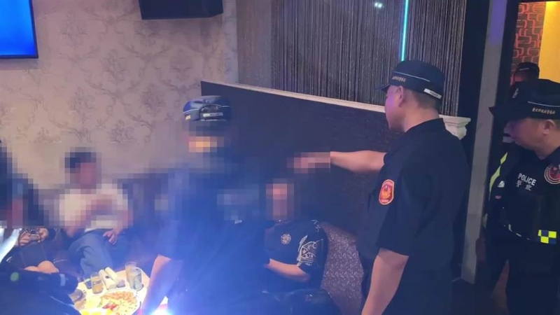 中山分局长陈金城亲自带队,针对可能为黑帮分子依附盘据处所执行盘检。(警方提供) 中山分局长陈金城亲自带队,针对可能为黑帮分子依附盘据处所执行盘检。(警方提供)