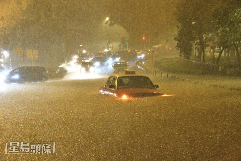 大埔有的士“没顶”。 大埔有的士“没顶”。