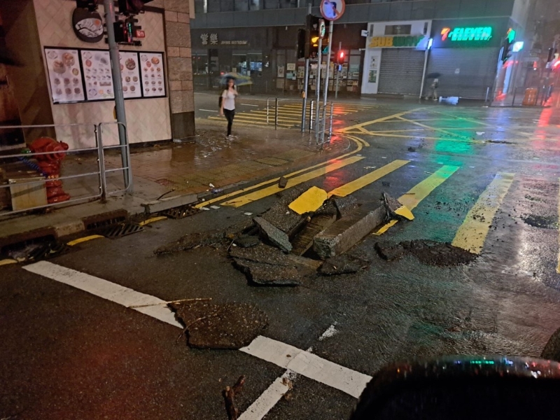 环翠道有大块沥青石屎被雨水冲了出来。 植洁铃提供