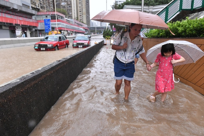 黄大仙地铁站外龙翔道水浸市民是涧水而行。 陈极彰摄