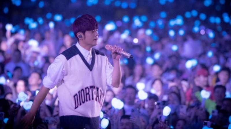 周杰伦9月8日晚在天津举行演唱会时因舞台机件出事令他一度被困铁球,其后他继续演唱,表现未有受影响。 周杰伦9月8日晚在天津举行演唱会时因舞台机件出事令他一度被困铁球,其后他继续演唱,表现未有受影响。