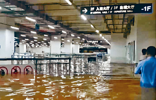 火车站内同样俨如“大水缸”,水深及腰。 火车站内同样俨如“大水缸”,水深及腰。