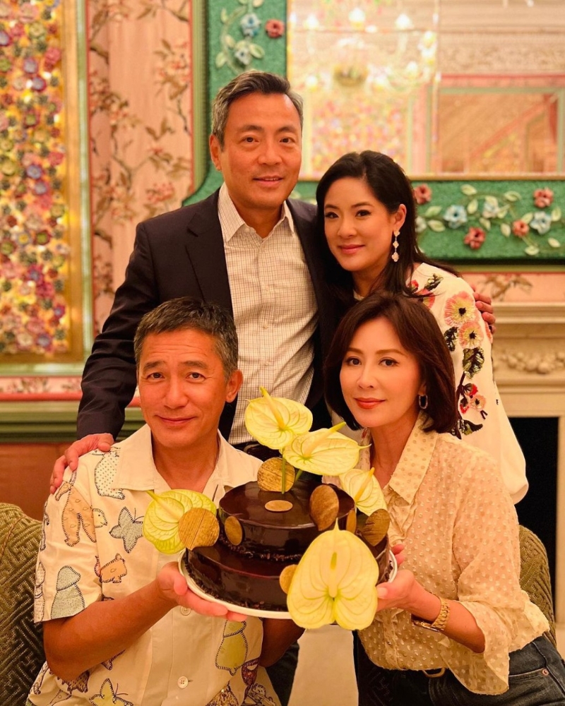 刘嘉玲贴出梁朝伟的伦敦庆祝晚宴照片,原来晚宴是由她的百亿闺密冯咏仪与老公林诗棋安排。 刘嘉玲贴出梁朝伟的伦敦庆祝晚宴照片,原来晚宴是由她的百亿闺密冯咏仪与老公林诗棋安排。