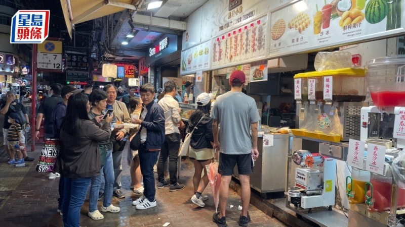 旺角入夜后人流增,有市民趁放假外出用膳看电影 旺角入夜后人流增,有市民趁放假外出用膳看电影