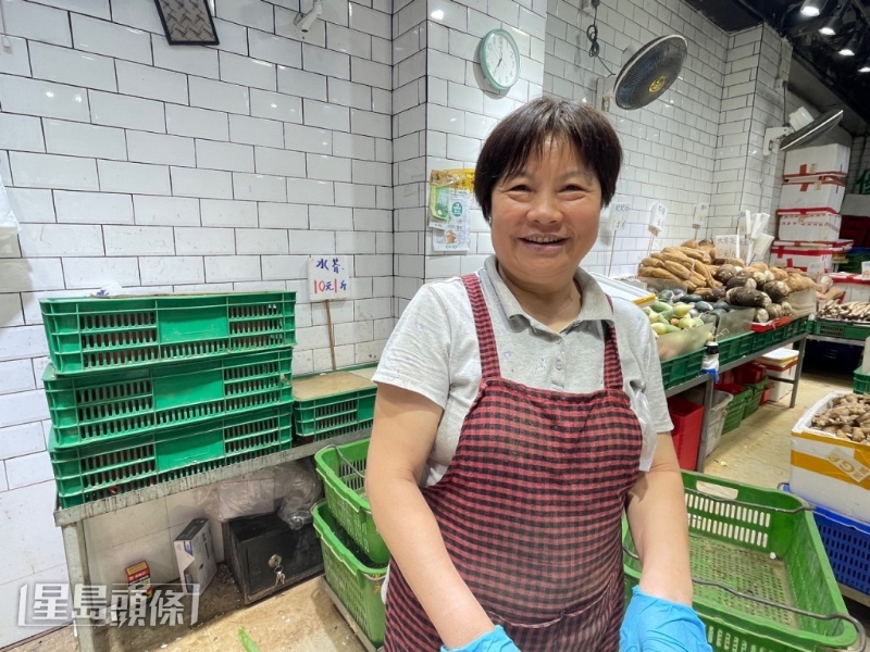 菜档员工潘女士今天生意较平日差。 萧博禧摄 菜档员工潘女士今天生意较平日差。 萧博禧摄