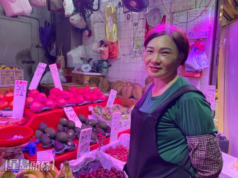 生果档店员李女士指生意比平日差逾半。 萧博禧摄 生果档店员李女士指生意比平日差逾半。 萧博禧摄