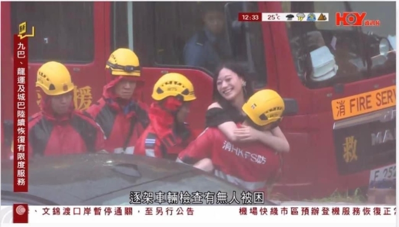 女子被救出时起初只是含蓄地笑。 《HOYTV》新闻截图 女子被救出时起初只是含蓄地笑。 《HOYTV》新闻截图