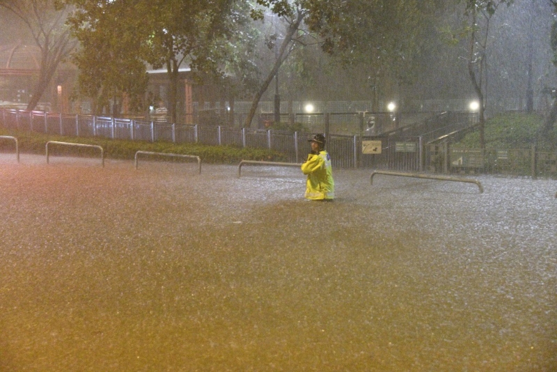 警员黑雨期间在大埔执勤,水深及腰。 警员黑雨期间在大埔执勤,水深及腰。
