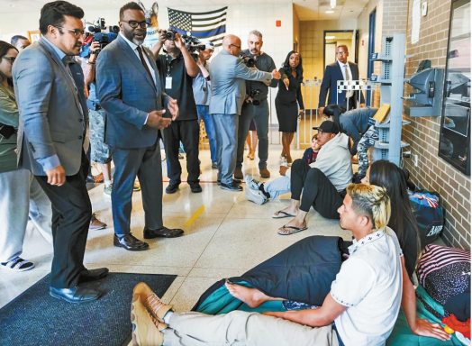 为严冬作准备,芝市长筹谋大帐篷安置近千庇护者 为严冬作准备,芝市长筹谋大帐篷安置近千庇护者