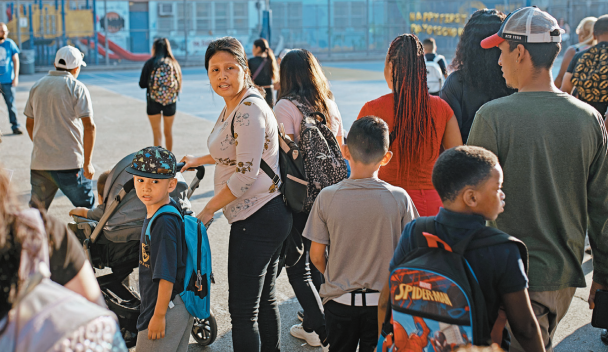 纽约移民收容所家暴案频生,维护人士称环境拥挤见怪不怪 纽约移民收容所家暴案频生,维护人士称环境拥挤见怪不怪