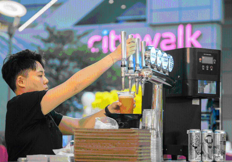 由9月29日至10月2日,荃新天地推出“中秋市集啤一啤”活动及“夜市消费赏”。 期间只要凭晚上 8 时后于场内商户单一消费满 $500 或以上的有效发票,即可免费换领生啤1杯。 (C) 由9月29日至10月2日,荃新天地推出“中秋市集啤一啤”活动及“夜市消费赏”。 期间只要凭晚上 8 时后于场内商户单一消费满 $500 或以上的有效发票,即可免费换领生啤1杯。 (C)