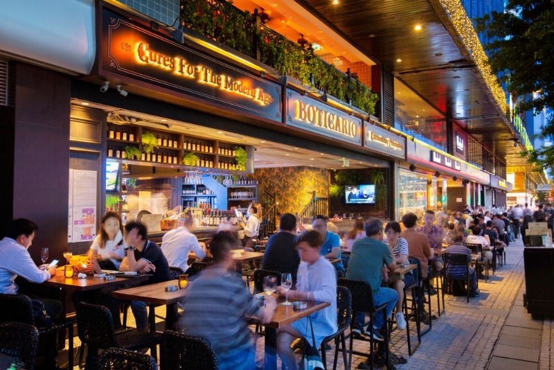 由9月28日至10月8日,尖沙咀中心及帝国中心推出“Dusk Dining Delights”(赏夜景·嚐 美酒礼遇)。 凡于晚上8时后于以上提及的商场餐饮消费满$300,即可换领价值$50的尖东美食里饮品券。 (TS) 由9月28日至10月8日,尖沙咀中心及帝国中心推出“Dusk Dining Delights”(赏夜景·嚐 美酒礼遇)。 凡于晚上8时后于以上提及的商场餐饮消费满$300,即可换领价值$50的尖东美食里饮品券。 (TS)