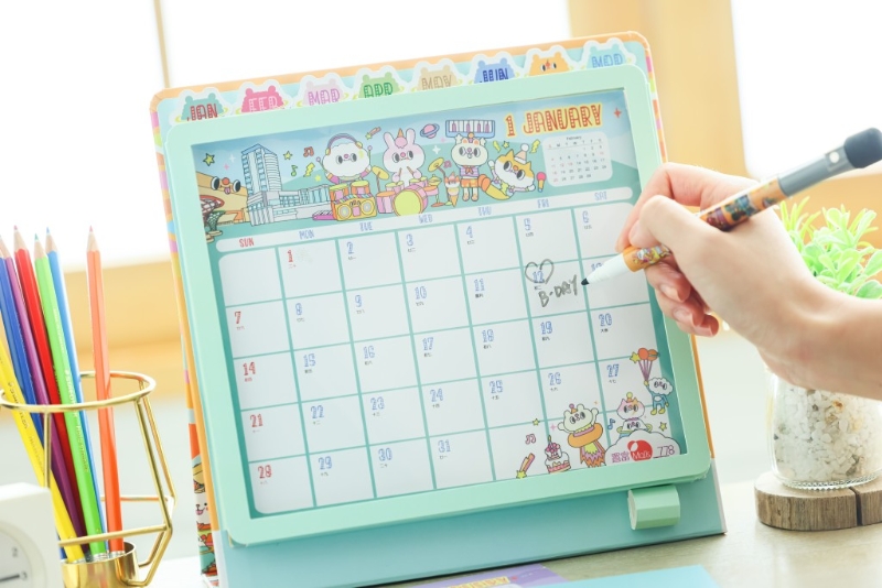 由10月1日起,凡Fortune+会员于置富Malls指定单一商场内,任何2间商户累积消费满$400,包括$300或以上的电子货币或机印消费单据,又或以Fortune Malls App使用Point+即可换领Messy Desk区区Happy2024年座枱月历。 (F) 由10月1日起,凡Fortune+会员于置富Malls指定单一商场内,任何2间商户累积消费满$400,包括$300或以上的电子货币或机印消费单据,又或以Fortune Malls App使用Point+即可换领Messy Desk区区Happy2024年座枱月历。 (F)