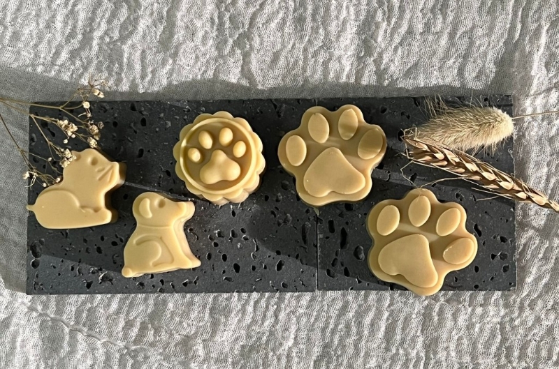 Yoho Mall形点商场伙拍香港拯救猫狗协会举办中秋宠物市集,包罗宠物粮食、零食、玩具及造型肥皂等,而各摊位也会为香港拯救猫狗协会进行捐款,支持救助流浪动物及推广领养等。 Yoho Mall形点商场伙拍香港拯救猫狗协会举办中秋宠物市集,包罗宠物粮食、零食、玩具及造型肥皂等,而各摊位也会为香港拯救猫狗协会进行捐款,支持救助流浪动物及推广领养等。